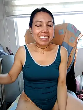 KimPielCanela online show from November 4, 2025, 4:22 pm