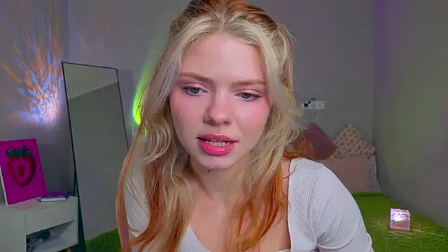 Snapshot of Red__Candy chatting on November 13, 2025, 12:09 pm Red Candy online show from November 13, 2025, 12:09 pm