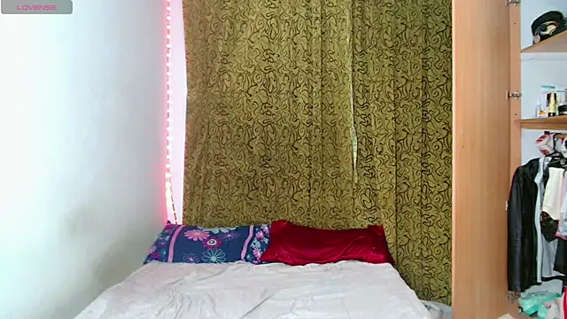 Snapshot of femboykeene chatting on October 18, 2025, 10:34 pm femboykeene online show from October 18, 2025, 10:34 pm
