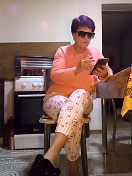 Snapshot of Ely_Elenita chatting on November 11, 2025, 5:57 am Ely Elenita online show from November 11, 2025, 5:57 am