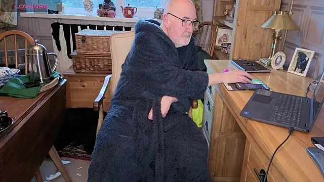 Snapshot of Adamdaddybear chatting on January 16, 2026, 8:29 am Adamdaddybear online show from January 16, 2026, 8:29 am