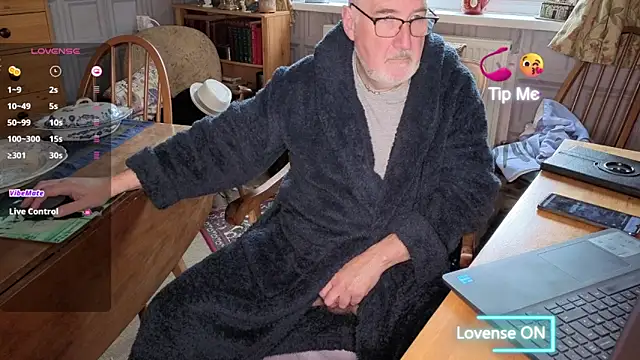 Adamdaddybear online show from November 15, 2025, 9:24 am