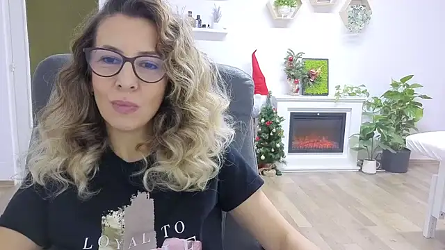 Snapshot of SukyGirl chatting on December 2, 2025, 11:01 am SukyGirl online show from December 2, 2025, 11:01 am