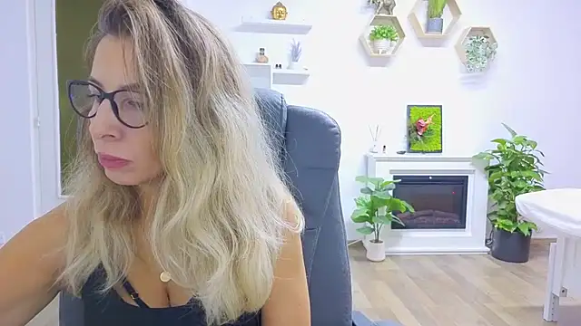 Snapshot of SukyGirl chatting on October 24, 2025, 4:11 am SukyGirl online show from October 24, 2025, 4:11 am