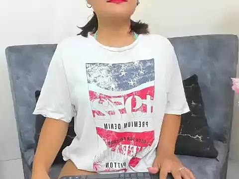 lindacastro02 online show from May 17, 2026, 6:52 pm