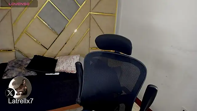 Snapshot of Latrellx7 chatting on November 21, 2025, 4:11 am Latrellx7 online show from November 21, 2025, 4:11 am