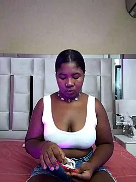Snapshot of LaurennTyler chatting on February 14, 2025, 8:26 pm LaurennTyler online show from February 14, 2025, 8:26 pm