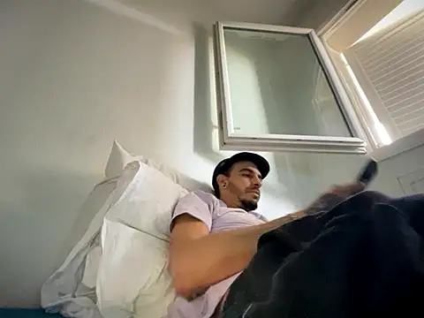 Snapshot of Rebeu313 chatting on November 12, 2025, 10:30 am Rebeu313 online show from November 12, 2025, 10:30 am