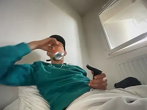 Snapshot of Rebeu313 chatting on November 15, 2025, 2:10 pm Rebeu313 online show from November 15, 2025, 2:10 pm