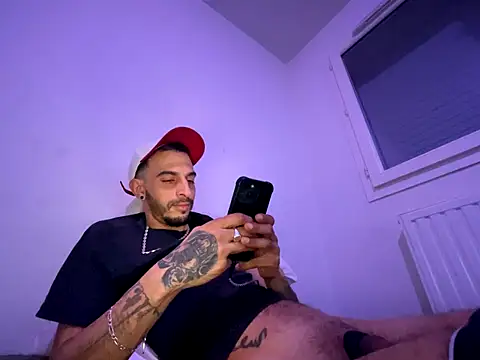 Snapshot of Rebeu313 chatting on November 25, 2025, 11:05 pm Rebeu313 online show from November 25, 2025, 11:05 pm