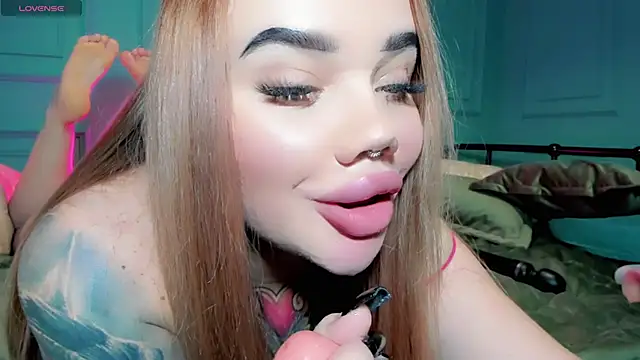 Snapshot of Aira_vi chatting on January 1, 2025, 4:50 pm Aira vi online show from January 1, 2025, 4:50 pm