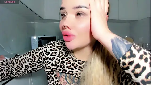 Snapshot of Aira_vi chatting on December 4, 2024, 10:57 pm Aira vi online show from December 4, 2024, 10:57 pm