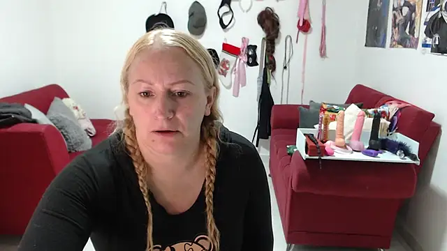 Snapshot of emperabigbootybigass chatting on December 18, 2025, 12:20 pm emperabigbootybigass online show from December 18, 2025, 12:20 pm