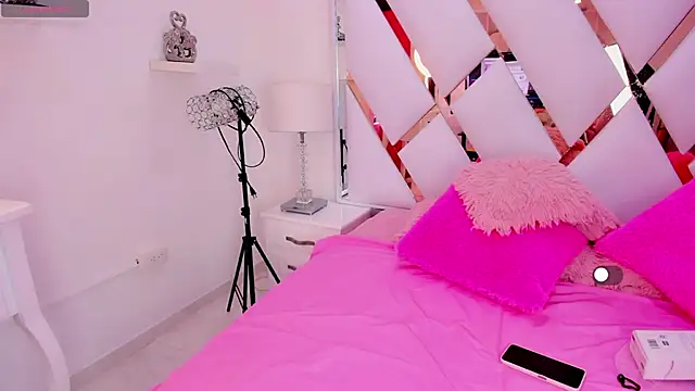 samy  milf online show from October 3, 2025, 7:04 pm