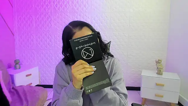 Violetaa diazz online show from March 10, 2026, 9:08 pm