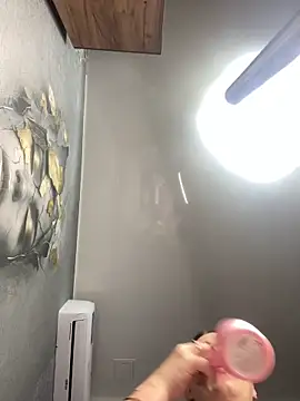 Lola Hale online show from April 8, 2026, 7:15 pm