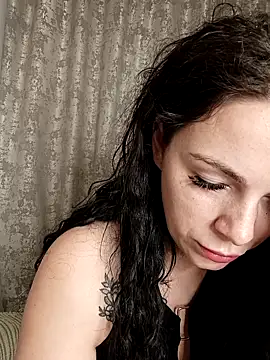 Lola Hale online show from November 6, 2025, 6:12 pm