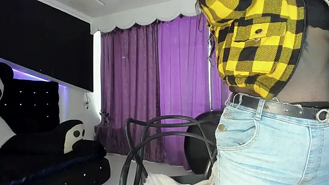Snapshot of Coral_Gibson chatting on May 27, 2026, 1:29 pm Coral Gibson online show from May 27, 2026, 1:29 pm