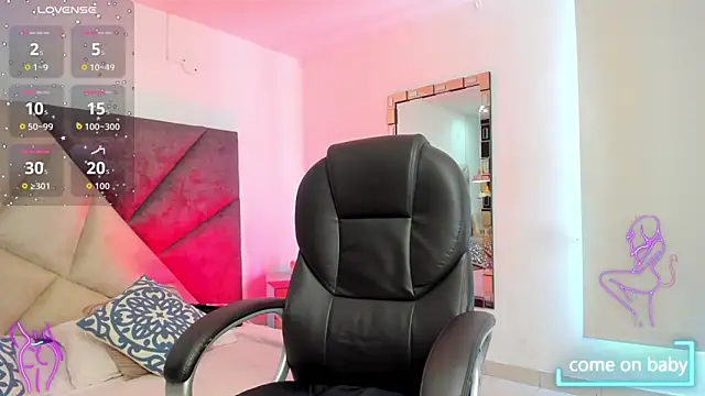 Snapshot of GiaFu chatting on November 25, 2025, 5:35 pm GiaFu online show from November 25, 2025, 5:35 pm