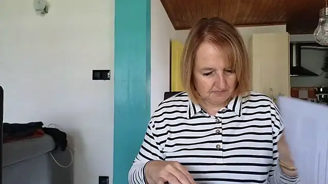 Snapshot of Sandcoq chatting on May 5, 2026, 8:39 am Sandcoq online show from May 5, 2026, 8:39 am