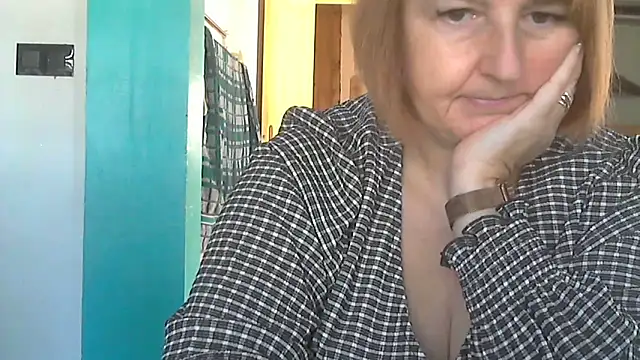 Snapshot of Sandcoq chatting on October 2, 2025, 8:40 am Sandcoq online show from October 2, 2025, 8:40 am