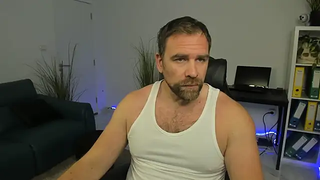 Snapshot of John-E-Dough chatting on November 26, 2025, 9:53 am John-E-Dough online show from November 26, 2025, 9:53 am