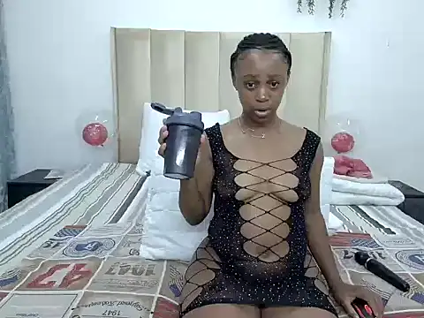 Snapshot of Pearl_00 chatting on February 12, 2025, 5:05 am Pearl 00 online show from February 12, 2025, 5:05 am