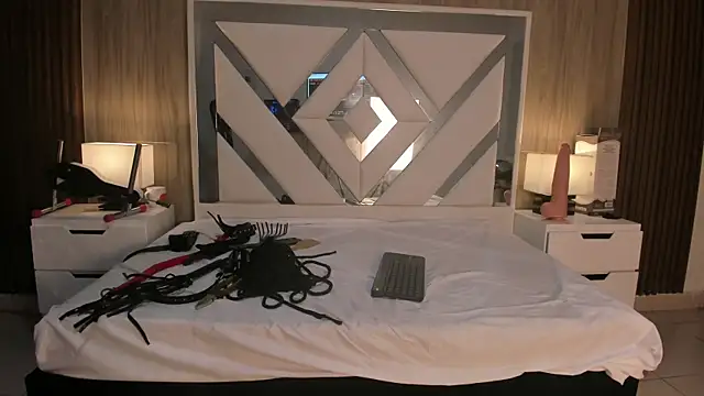 ValentinaThomas online show from October 25, 2025, 7:47 pm