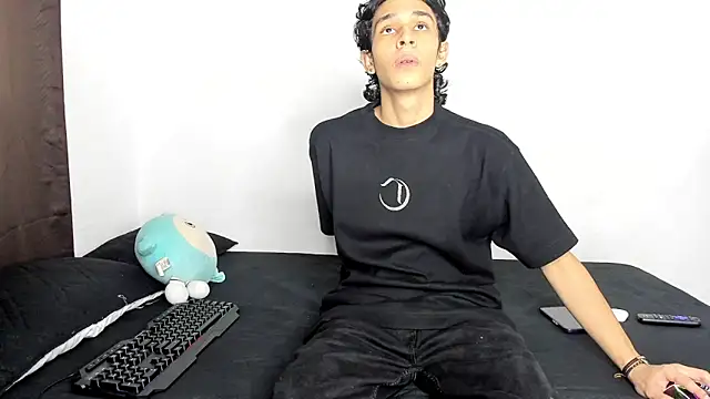 Snapshot of evanscollins chatting on January 6, 2026, 12:25 am evanscollins online show from January 6, 2026, 12:25 am