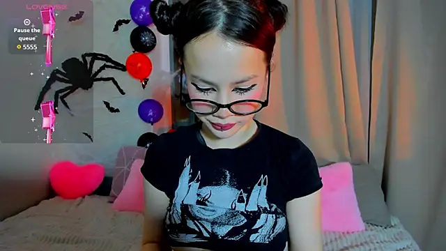 Anikka Liam online show from November 7, 2025, 10:03 pm