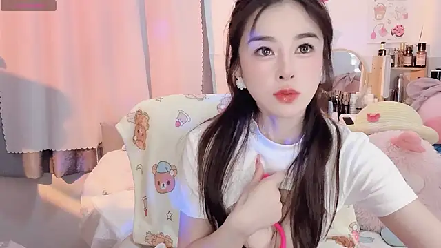 Snapshot of Carly_1 chatting on November 12, 2025, 2:10 pm Carly 1 online show from November 12, 2025, 2:10 pm