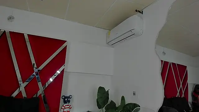 Milanxht online show from November 24, 2025, 8:20 pm