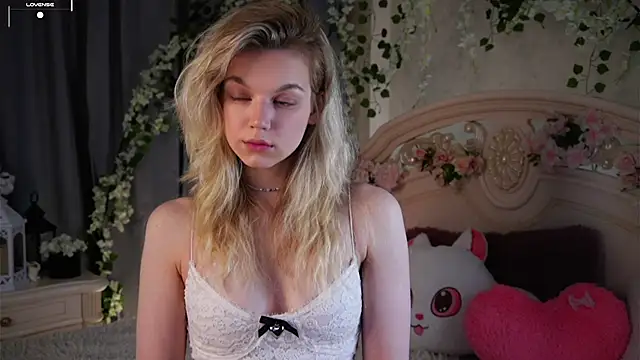 Snapshot of EdlinAlliston chatting on November 3, 2025, 2:20 pm EdlinAlliston online show from November 3, 2025, 2:20 pm