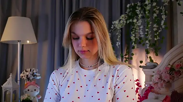 Snapshot of EdlinAlliston chatting on December 16, 2025, 2:43 pm EdlinAlliston online show from December 16, 2025, 2:43 pm