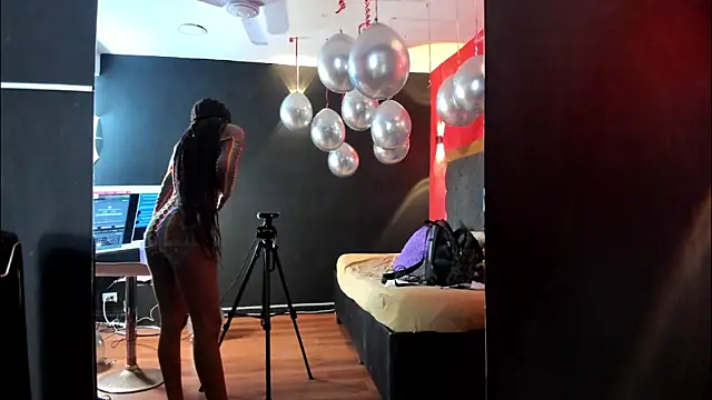 Snapshot of YayaHilton chatting on January 8, 2026, 4:18 am YayaHilton online show from January 8, 2026, 4:18 am