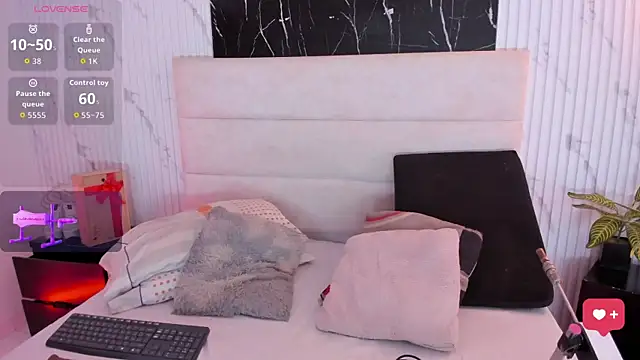 Reginavegaa online show from February 24, 2026, 11:44 am