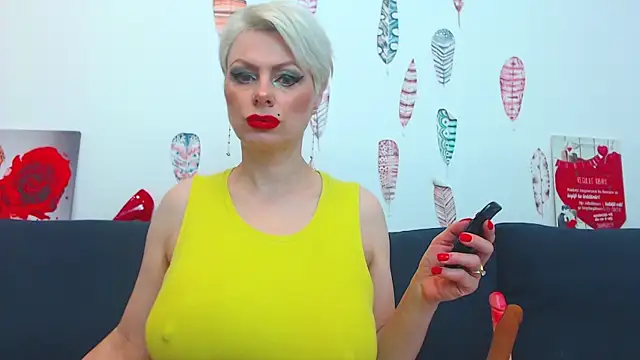 Snapshot of ForeverBarbie_ chatting on November 2, 2025, 12:15 am ForeverBarbie online show from November 2, 2025, 12:15 am