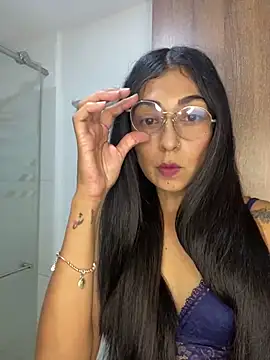 Snapshot of Annie-Hank chatting on December 15, 2024, 1:57 am Annie-Hank online show from December 15, 2024, 1:57 am