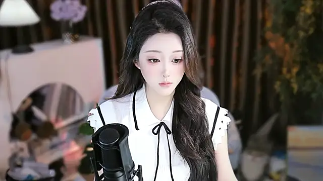 Arwyn-rr online show from November 10, 2025, 9:14 am