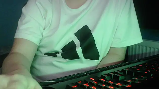 Snapshot of Scotland_100 chatting on November 24, 2025, 7:03 pm Scotland 100 online show from November 24, 2025, 7:03 pm