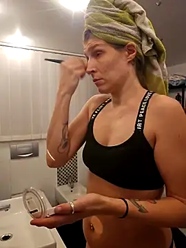 Snapshot of Lenchen_ chatting on February 24, 2025, 8:03 pm Lenchen online show from February 24, 2025, 8:03 pm