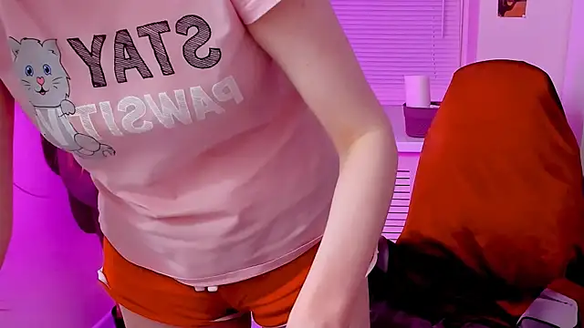 Snapshot of CarolGiggly chatting on October 23, 2025, 8:13 am CarolGiggly online show from October 23, 2025, 8:13 am