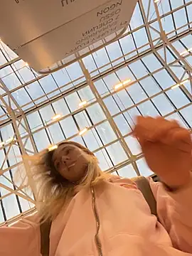 Snapshot of Lia__Love chatting on November 17, 2025, 12:09 pm Lia Love online show from November 17, 2025, 12:09 pm