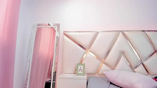 Snapshot of Tiffanymiller00 chatting on December 19, 2024, 5:18 pm Tiffanymiller00 online show from December 19, 2024, 5:18 pm