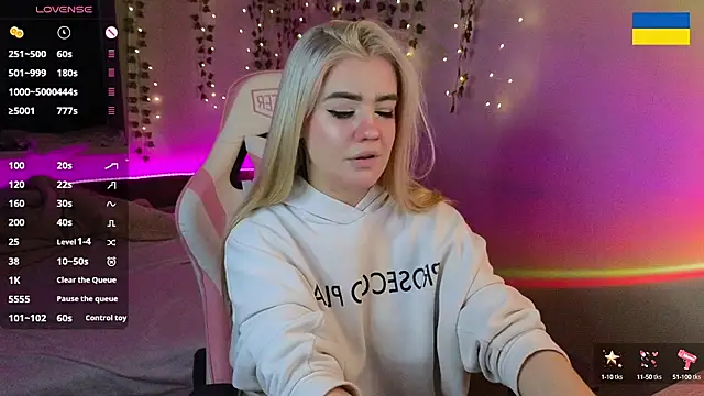 RedVelveten online show from September 29, 2025, 7:41 pm