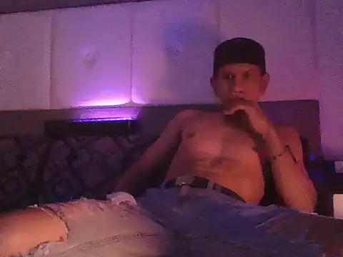 oiram27 online show from December 4, 2025, 8:52 pm