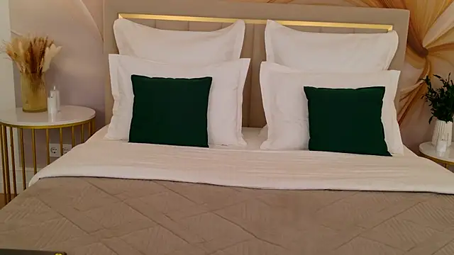 milaleoneli online show from April 17, 2026, 2:42 pm