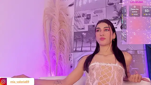 Snapshot of MiaCavallii_ chatting on November 27, 2025, 3:29 am MiaCavallii online show from November 27, 2025, 3:29 am