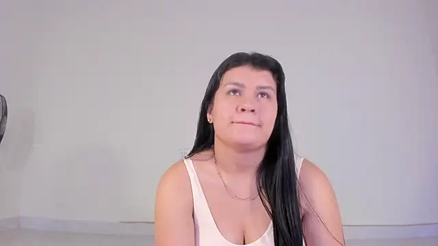 Snapshot of Elalove_ chatting on February 18, 2026, 7:06 am Elalove online show from February 18, 2026, 7:06 am