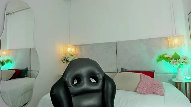 Snapshot of naomiii__ chatting on February 10, 2026, 12:04 pm naomiii online show from February 10, 2026, 12:04 pm